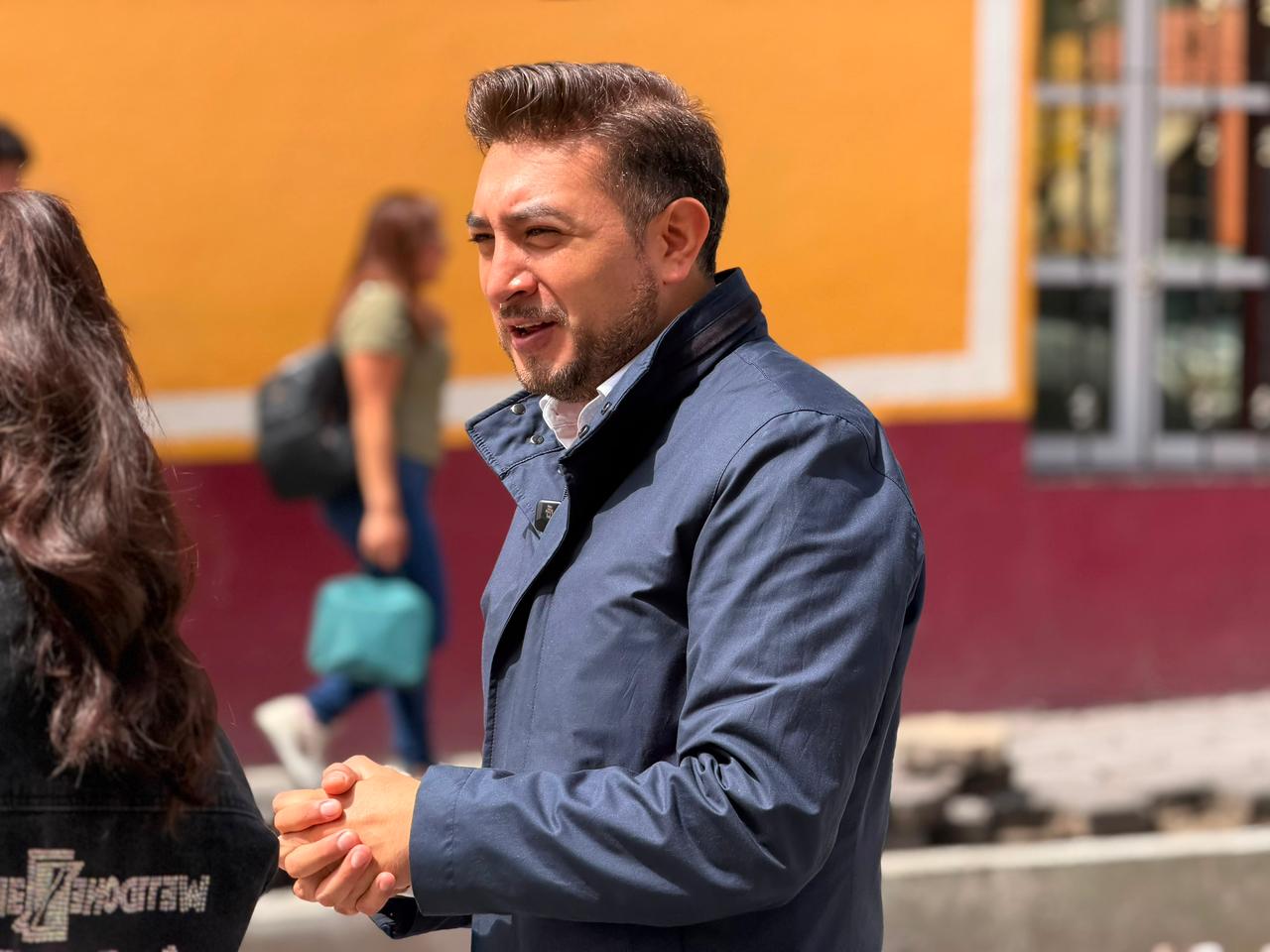 Salvador Santos supervisa obras en calle Abasolo y atiende a vecinos tras las lluvias